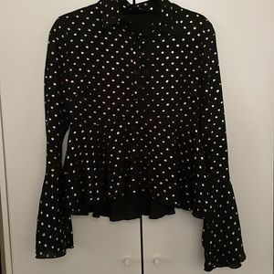 Cute botton blouse, with bellted sleeve.
